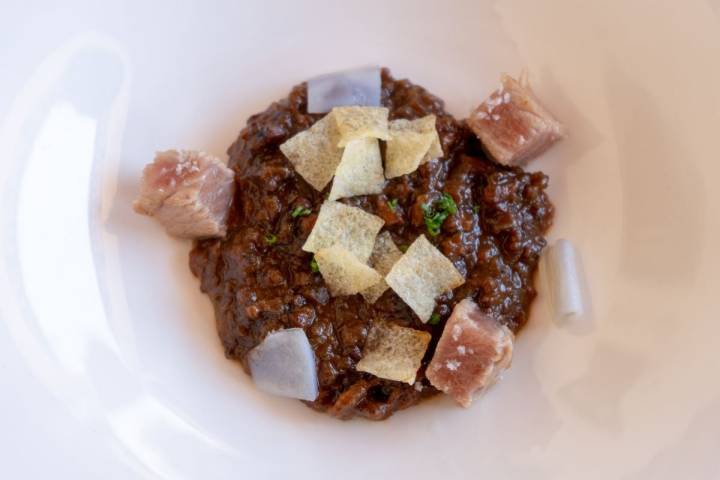 'Marmitako' con choco de Sancti Petri, ventresca de atún marcado y 'chips' de patata.