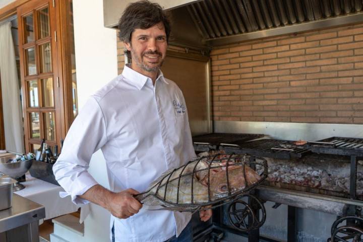 Pablo a punto de echar a la parrilla un San Pedro.