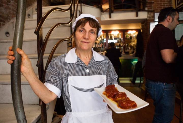 A Úrsula solo se la ve cuando asoma por la puerta de su cocina.