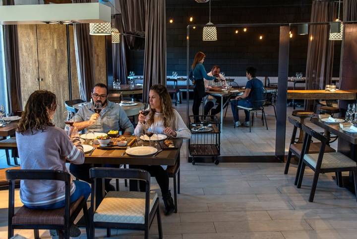 El restaurante tiene vistas a los prados y animales de la Finca.