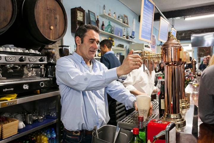 José Ignacio, el menor de los hermanos Aja Fernández, es el encargado del local.