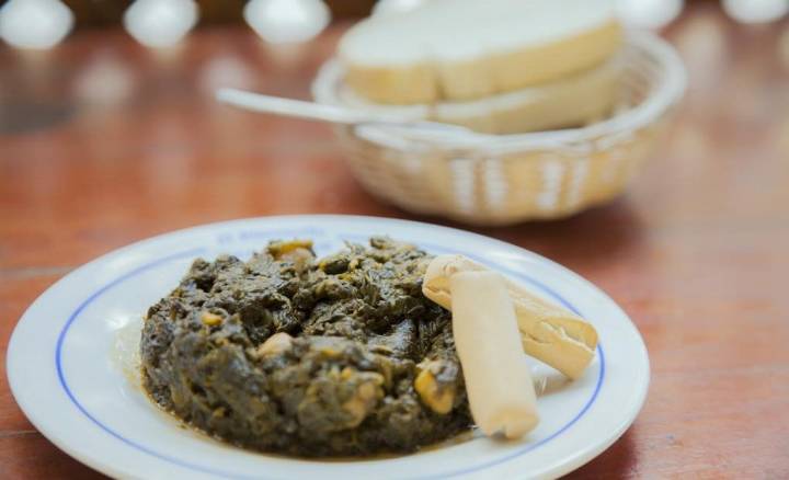 Apertura. Tapa de Espinacas con picos de El Rinconcillo. Foto: Beto Criado.