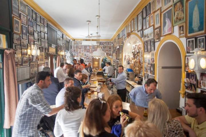 Ambiente en la barra de Casa Ricardo, cerca de la plaza de San Lorenzo.