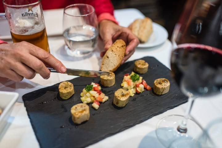 Entrantes de diferentes patés y frutas.