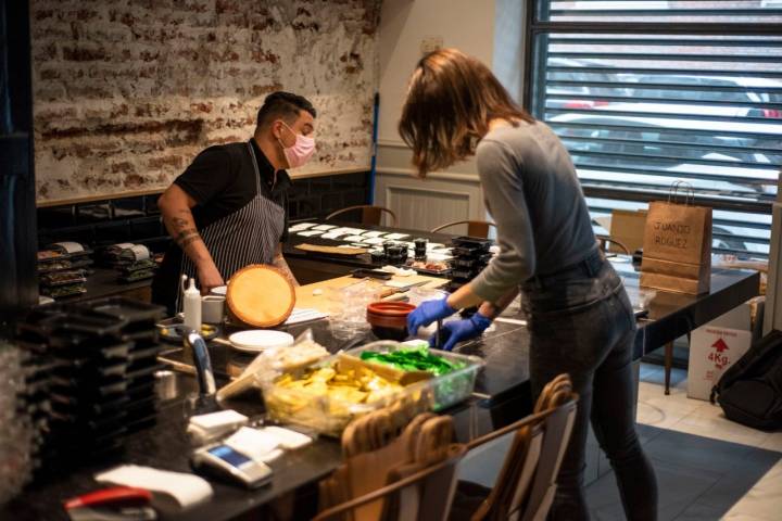 La barra de 'Kappo' se ha convertido en el centro de operaciones para la gestión de pedidos a domicilio.