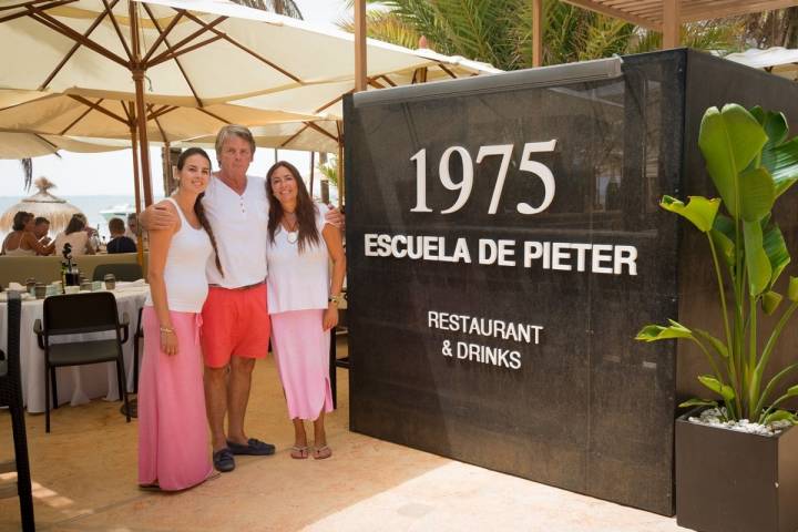 Pieter Van Driel, que comenzó hace 42 años con una escuela de vela y un chiringuito, con su segunda mujer y su hija.