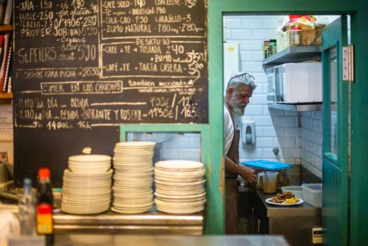 Scott Preston, trabajando en la mini cocina de 'Los Chuchis', en Lavapiés, Madrid.