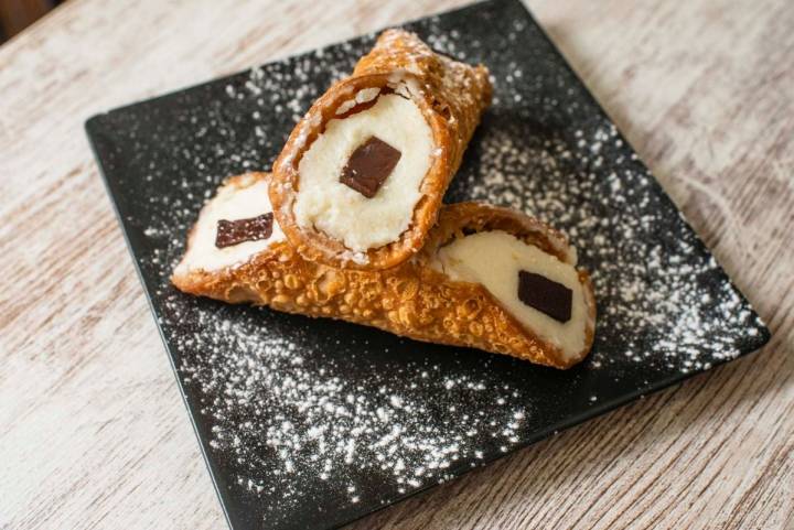 Los postres, 'cannolis', de 'La pizza è bella', Madrid.