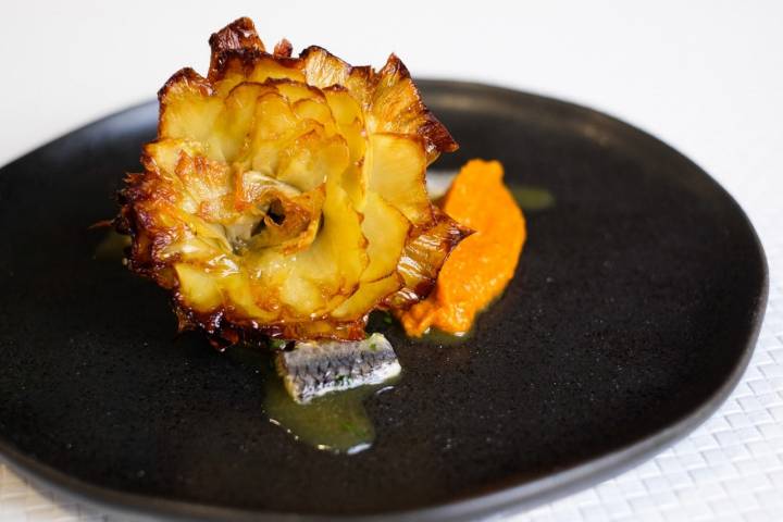 Casi da pena comerse la flor de alcachofa con ceviche de anchoa.