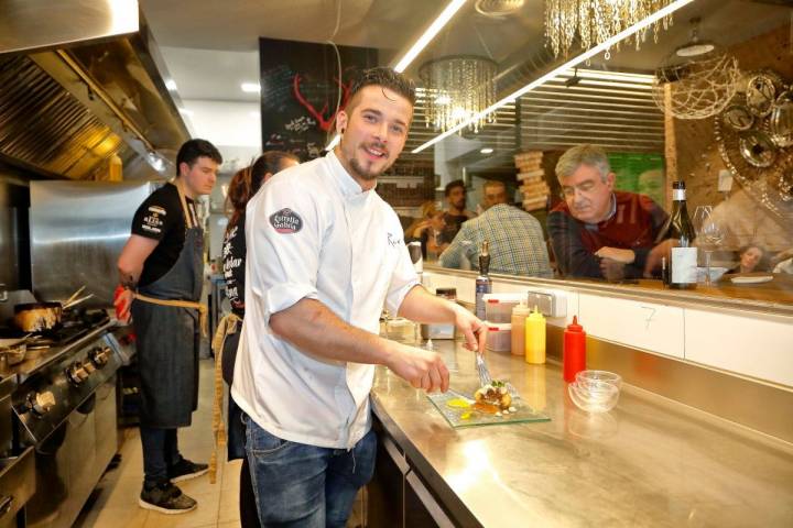 Carlos Maldonado en la cocina de su restaurante. Foto: Sofía Moro.