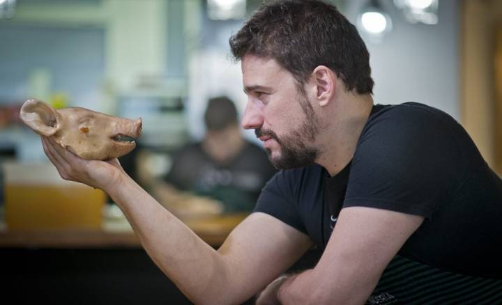 Javi Estévez con una cabeza de cochinillo. Foto: Sofía Moro.