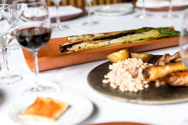 Teja de 'calçots' y parrillada con alubias de Santa Pau de 'Can Travi Nau'.