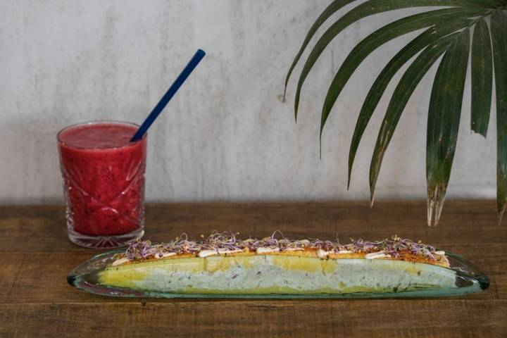 Causa limeña con atún y un zumo de remolacha, naranja, manzana y jengibre.