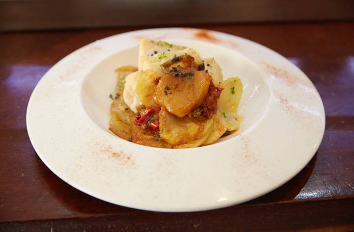 Restaurante 'Quattros'. Plato: Bacalao al horno con patatas.