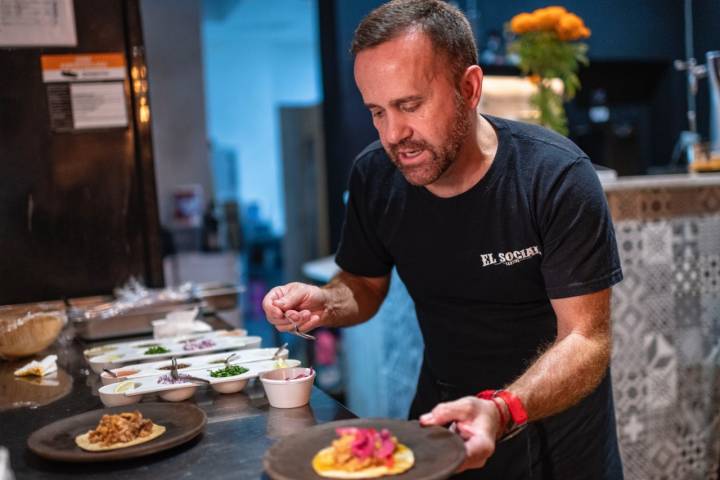 Diego Cordera cocinando.