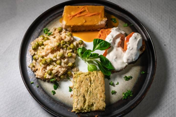 Plato combinado, arroz con coco,  tofu en salsa de zanahoria, gengibre, fritaat de calabacín y garbanzos, boniato asado con alioli.