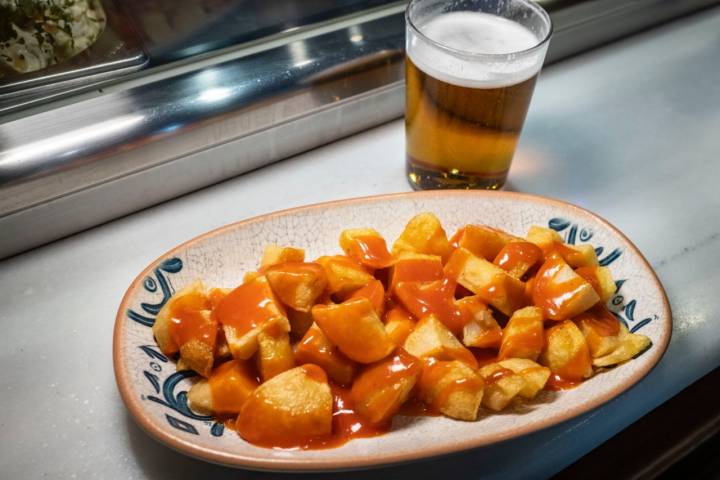 Patatas bravas con cerveza.