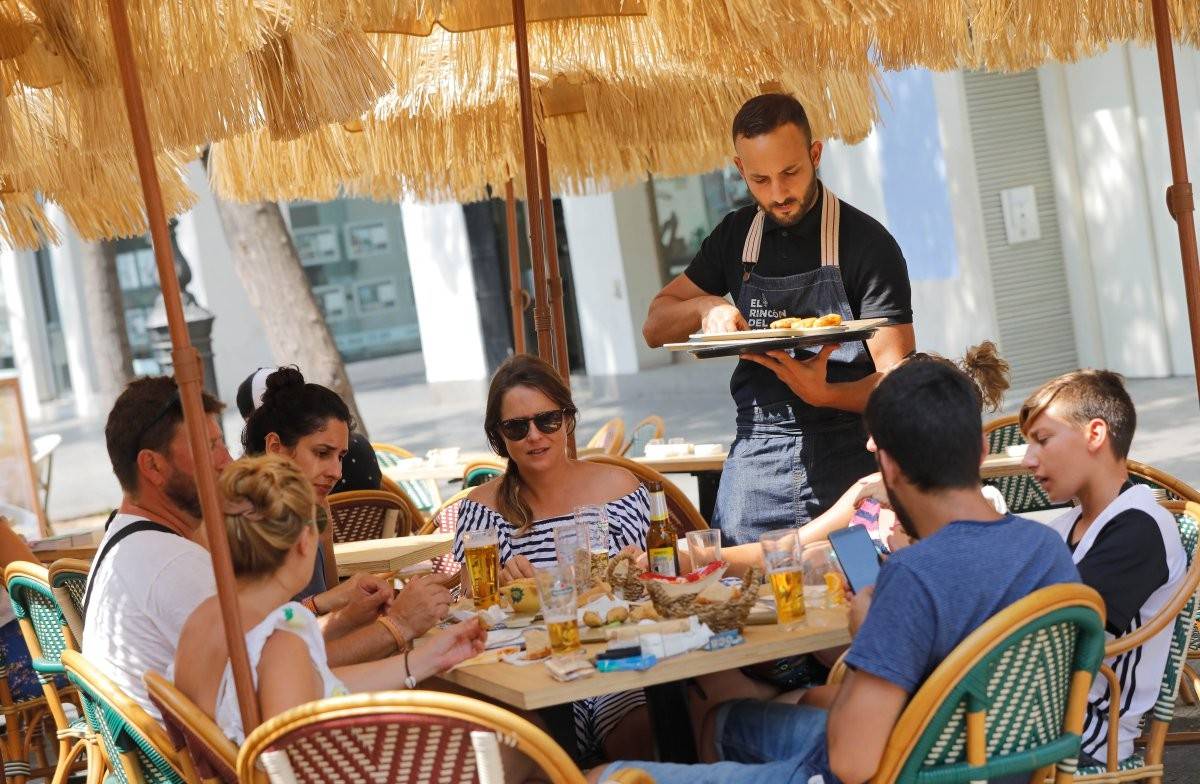 ROBER SOLSONA....20180808.....VALENCIA......UN CAMARERO SIRVE EN LA TERAZA DEL RESTAURANTE,  EL RINCÓN DEL MERCADO.