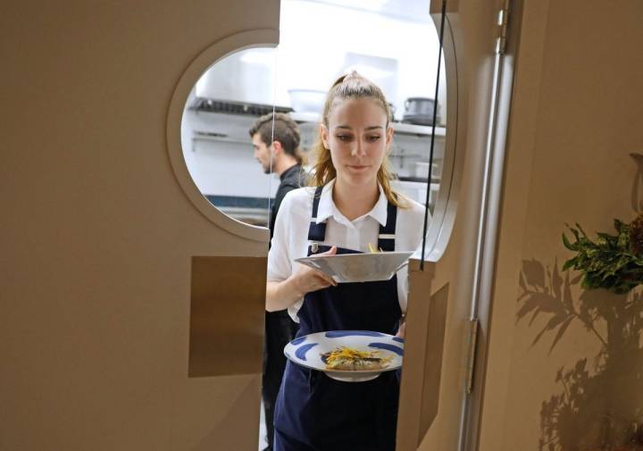 Restaurante Yarza: sacando platos de cocina