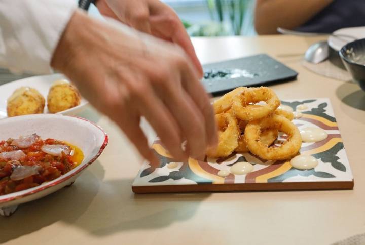 Restaurante Sucar (Valencia): calamares sobre azulejo tradicional