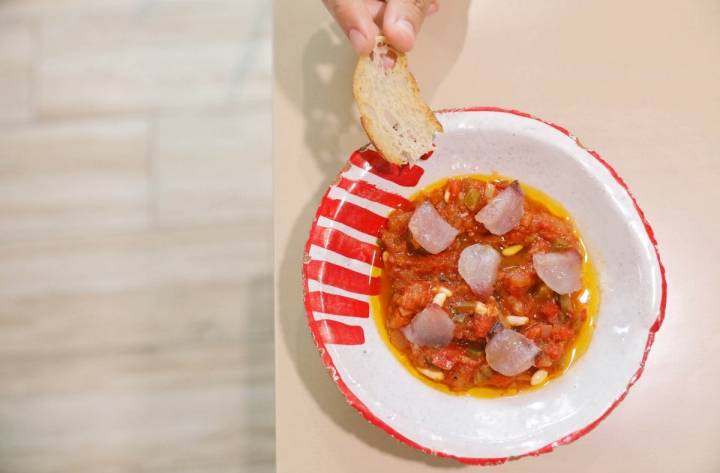 La 'titaina' de Cabanyal, guiso de tomate y atún que se come frío, rescatada del recetario tradicional valenciano.