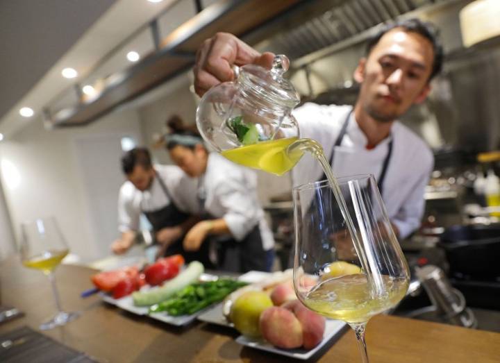 Restaurante Toshi (Valencia): sirviendo copa de té