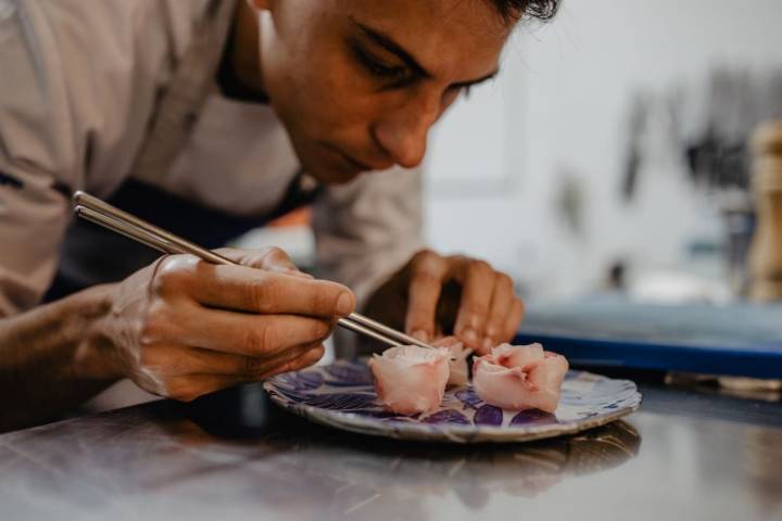 Adrián Albino, del 'Niño Corvo' creando las flores del 'bicudo á feira'.