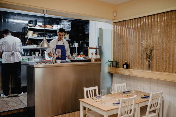 Adrián Albino preparando los platos en su cocina abierta al restaurante.