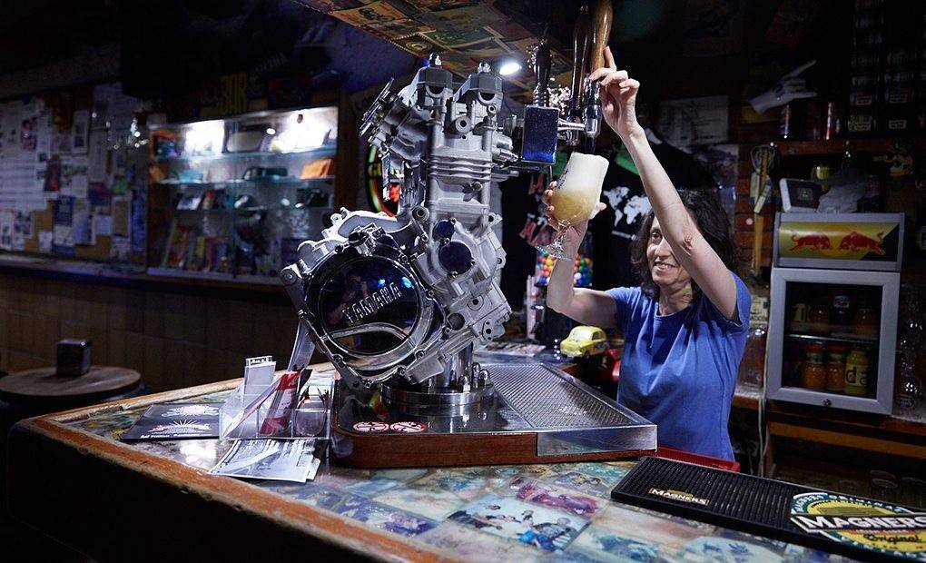 Apertura. Paddock Motard Bar, Barcelona. Vista del Tirador de cerveza en forma de motor Yamaha. Foto: Xavier Torres Bacchetta