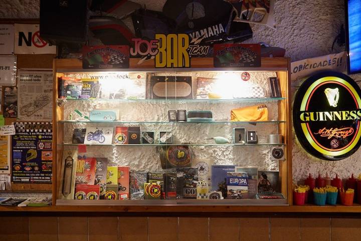 Detalle de recuerdos relacionados con las motos dentro del bar.