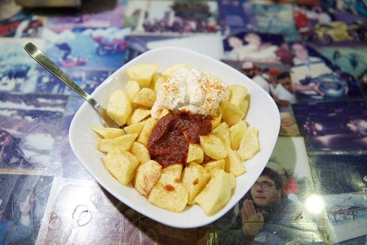 Su ración de patatas bravas bien picante. ¡Solo para valientes!