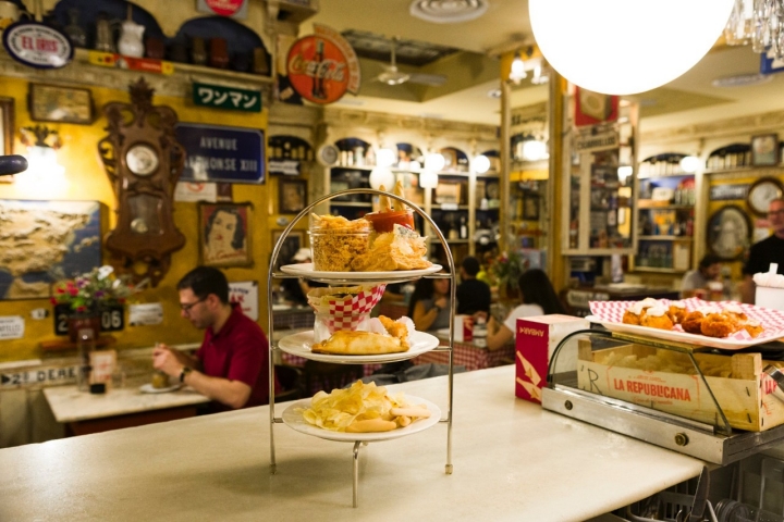 Las tapas de La Republicana se sirven en una plataforma de tres pisos, como el 'tea time' británico.