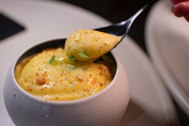 Ceviche Ritma, sorbete + espuma de mango. 