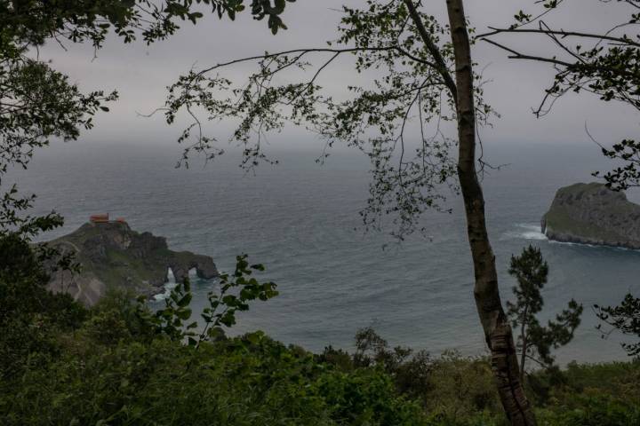 A la izquierda la ermita de San Juan de Gaztelugatxe donde los barcos atuneros cumplen el ritual.