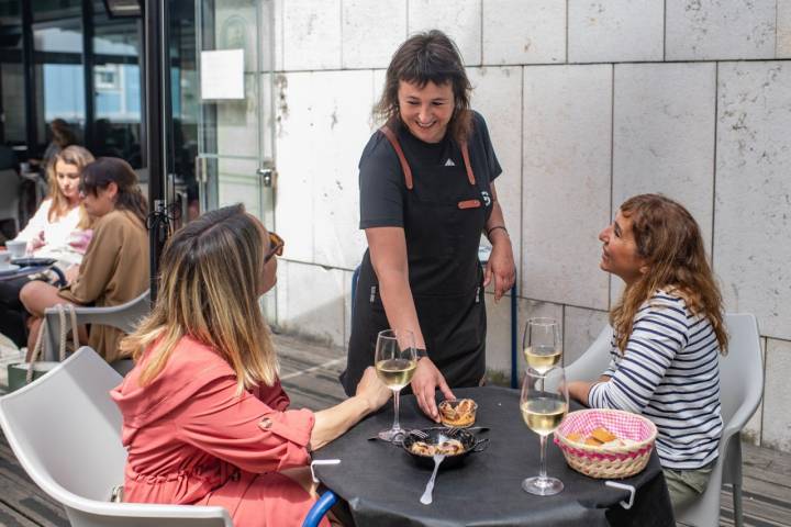 Ibone, que en verano prepara marmitako a diario, con su pintxo de tataki.