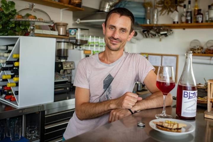 Ekaitz Goienetxea, en la 'Talako Kantina', con un pintxo de atún en aceite y una sidra natural de manzana y mora.