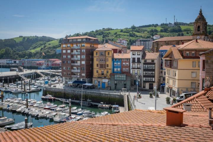 El Puerto Viejo, con las fachadas de las antiguas casas de pescadores de colores y los barquitos de recreo.