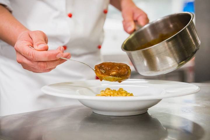 La carrillada ibérica va acompañada de un risotto de trigo.