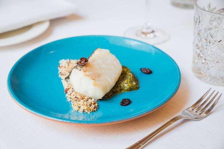 Bacalao sobre pan de ayer, espinacas y pasas del menú de 'La Taberna del Alabardero’.