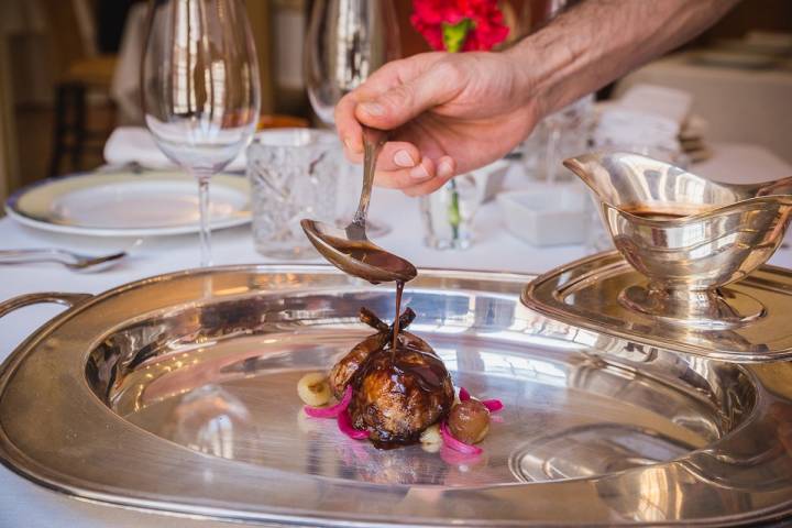 La Codorniz rellena con cebollas y uvas glaseadas a la canela es una referencia al cuadro 'El Hijo Pródigo haciendo vida disoluta'.