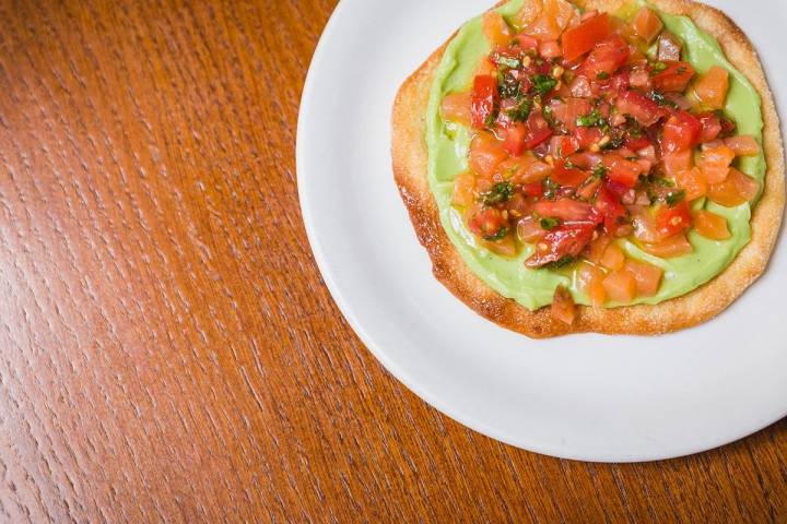 En 'La Barandilla', la torta es de crema de aguacate y el salmón marinado sobre una torta de naranja.