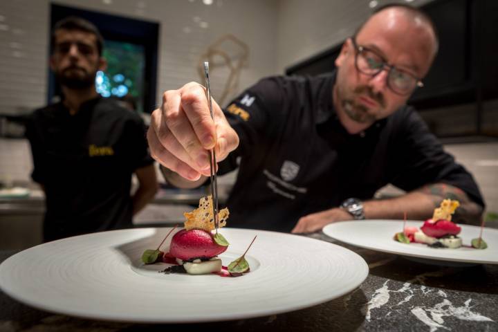 Emplantando el cremoso de queso de cabra, cereza y ponzu.