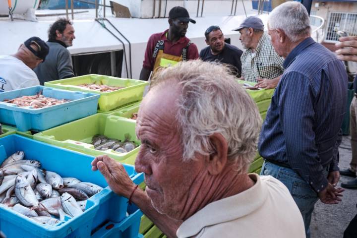 Pescadores en el puerto de Motril.