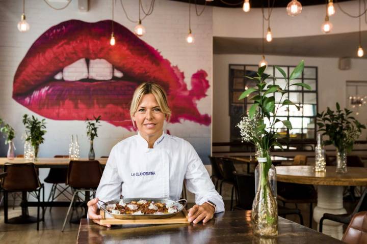 Los fideos a la sartén con verduras, lubina ahumada y alioli de coco son el ejemplo de la fusión de 'La Clandestina'.