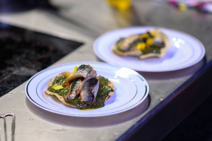 Benito Molina propuso este mar y montaña de lengua en salsa de mejillón y sardinas frescas.