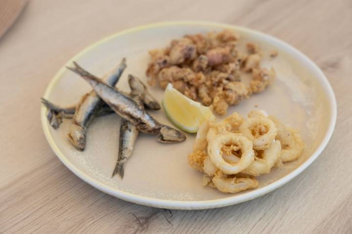 Calamares, boquerones y puntillitas.