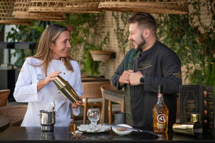 Begoña Rodrigo, de La Salita, junto a su bartender, Denys Cherkasov.