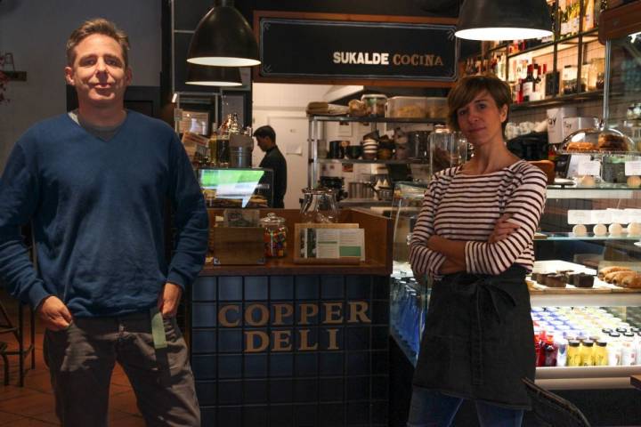 Marta junto a su compañero frente al mostrador del restaurante.