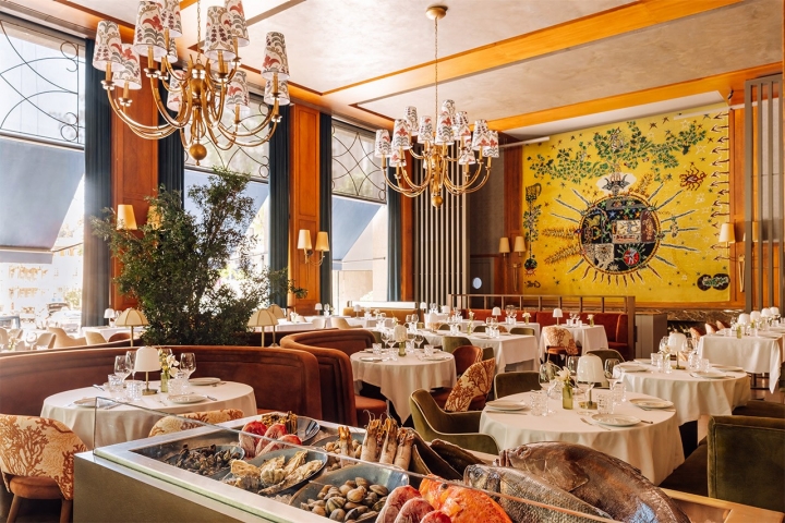 La sala tiene un acuario de pescados y mariscos frescos en la entrada