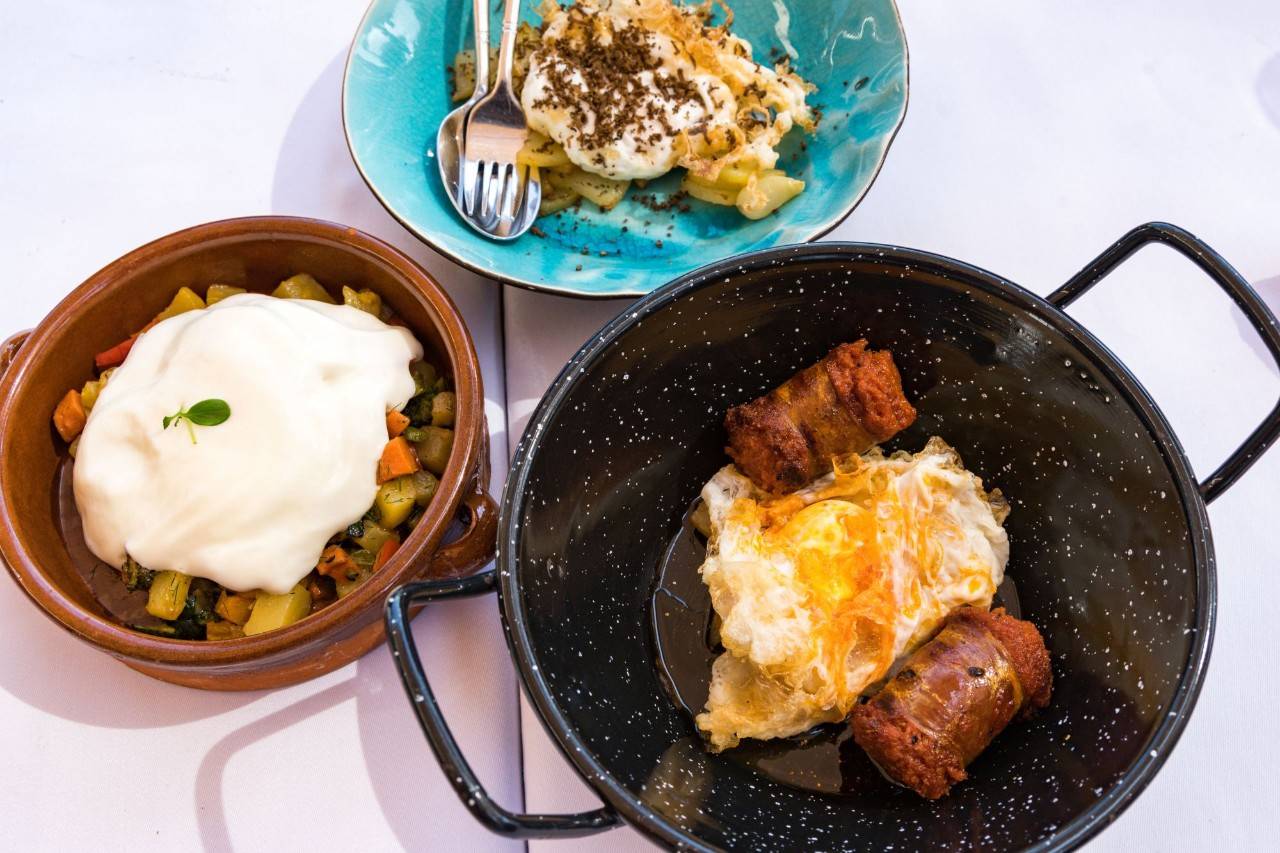 huevos camperos, 'llonganissa' y frito de verduras.